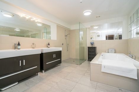 Photo of property in 2/2 Manor Place, Dunedin Central, Dunedin, 9016