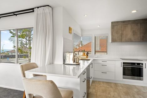 Photo of property in 210 East Coast Road, Forrest Hill, Auckland, 0620