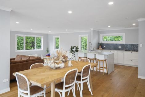 Photo of property in 10 Litchfield Place, Clarks Beach, 2122