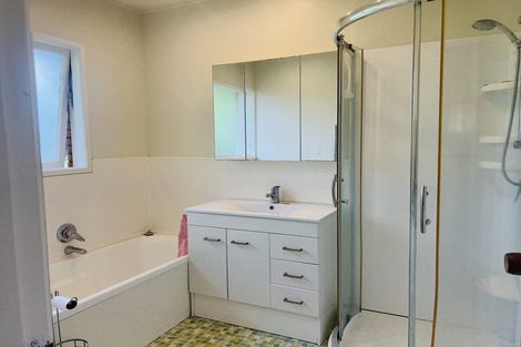 Photo of property in 27 Downsview Road, Pakuranga Heights, Auckland, 2010