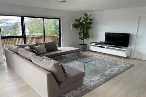 Photo of property in 2 Trias Road, Totara Vale, Auckland, 0629