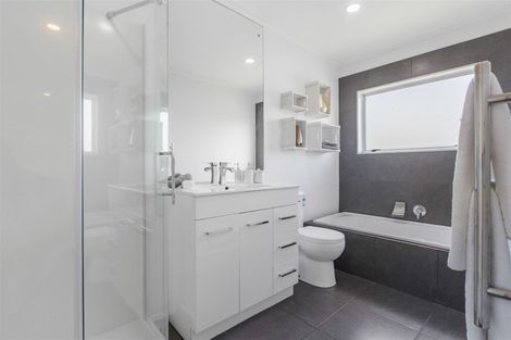 Photo of property in 2/30 Witheford Drive, Bayview, Auckland, 0629