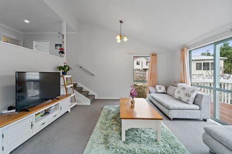 Photo of property in 32a Deverell Place, Northcross, Auckland, 0632