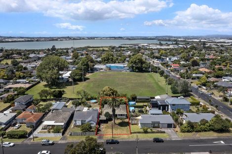 Photo of property in 17 Woodward Avenue, Mangere Bridge, Auckland, 2022