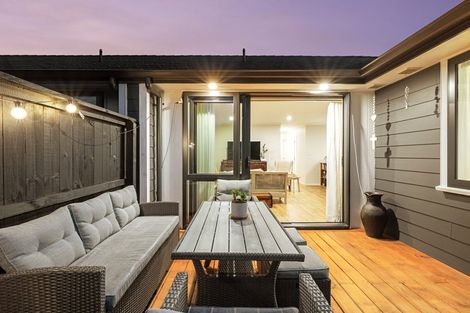 Photo of property in 9 Metoriti Crescent, Karaka, 2124