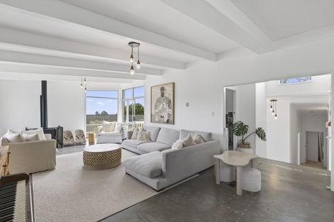 Photo of property in 25 Nevada Drive, Merrilands, New Plymouth, 4312