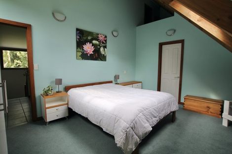 Photo of property in 2 Cascade Avenue, Waiatarua, Auckland, 0604