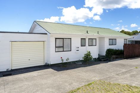 Photo of property in 4/92 Awaroa Road, Sunnyvale, Auckland, 0612