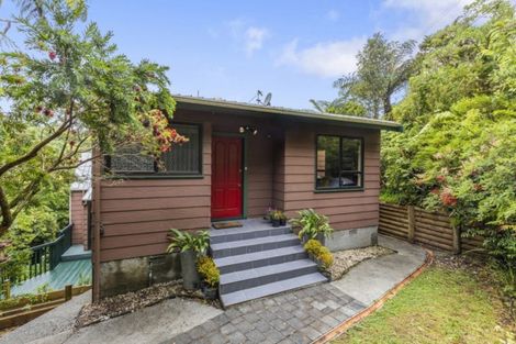 Photo of property in 140 Miromiro Road, Normandale, Lower Hutt, 5010