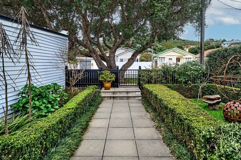 Photo of property in 292 The Parade, Island Bay, Wellington, 6023