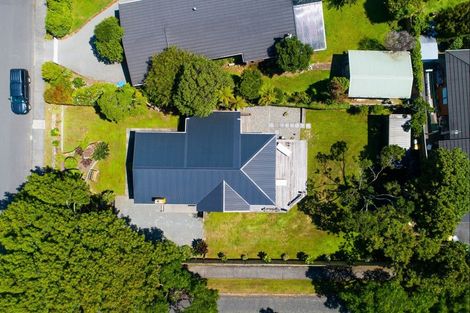 Photo of property in 16 Walton Avenue, Waikanae, 5036