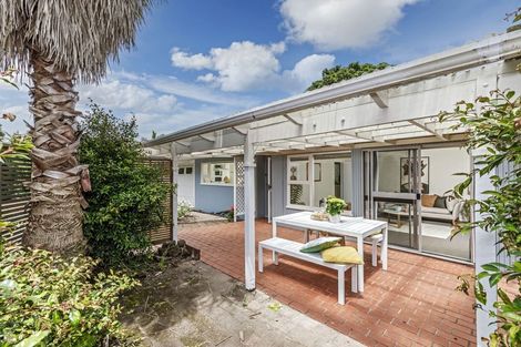 Photo of property in 1/7 Tallington Crescent, Torbay, Auckland, 0630