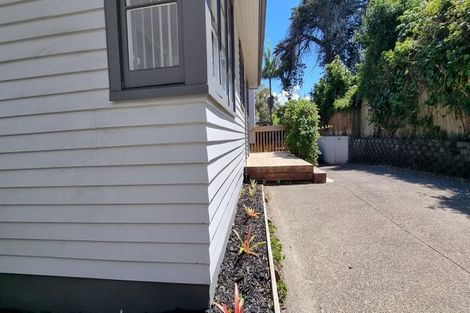 Photo of property in 2/18 Forrest Hill Road, Forrest Hill, Auckland, 0620