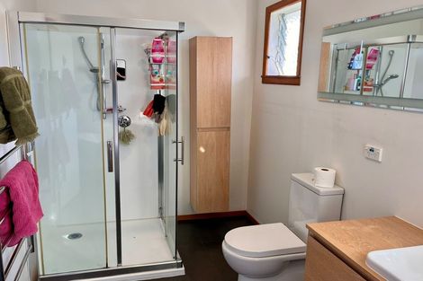 Photo of property in 28 Roland Hill, Glen Eden, Auckland, 0602