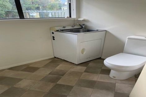 Photo of property in 39 Cotswold Crescent, Newlands, Wellington, 6037