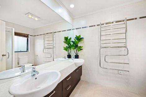 Photo of property in 1 Seresin Crescent, Flat Bush, Auckland, 2016