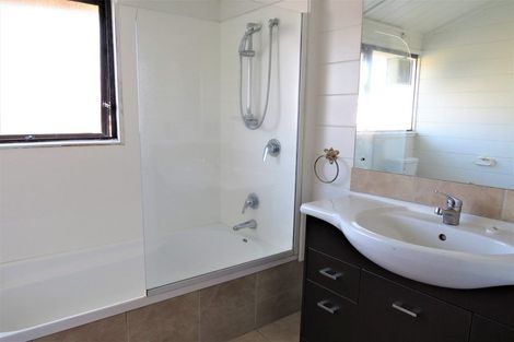 Photo of property in 114 Marina View Drive, West Harbour, Auckland, 0618