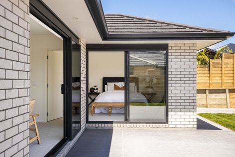 Photo of property in 8 Oakmont Crescent, Waiwhakaiho, New Plymouth, 4312