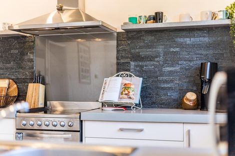 Photo of property in 17 Kiriwai Road, Paremata, Porirua, 5024