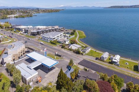 Photo of property in 1/202 Lake Terrace, Waipahihi, Taupo, 3330