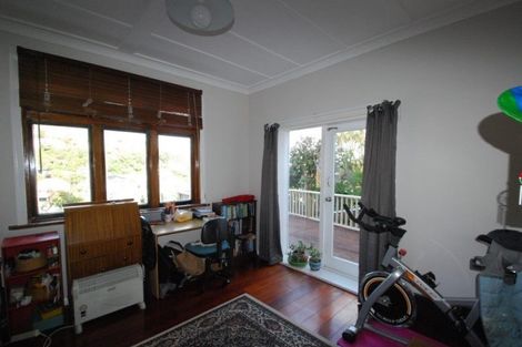 Photo of property in 52 Tio Tio Road, Miramar, Wellington, 6022