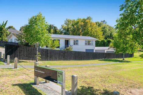 Photo of property in 39 Totaravale Drive, Totara Vale, Auckland, 0629