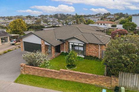 Photo of property in 20 Mackwell Road, Fairview Heights, Auckland, 0632