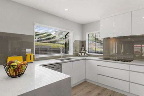 Photo of property in 6 Fairchild Avenue, Goodwood Heights, Auckland, 2105