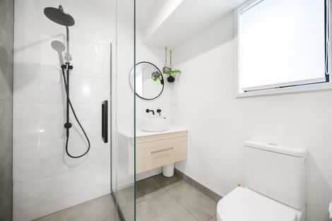 Photo of property in 5 Laguna Place, Matakatia, Whangaparaoa, 0930