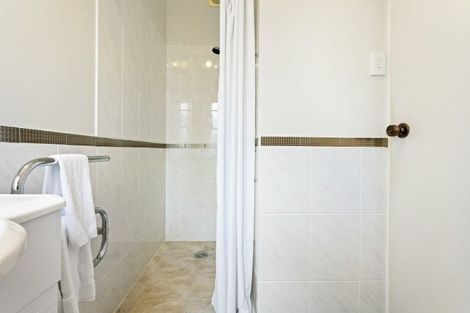 Photo of property in 23 Roberts Road, Matakatia, Whangaparaoa, 0930