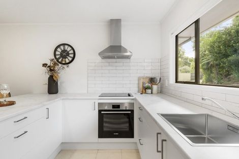 Photo of property in 2/7 Tallington Crescent, Torbay, Auckland, 0630