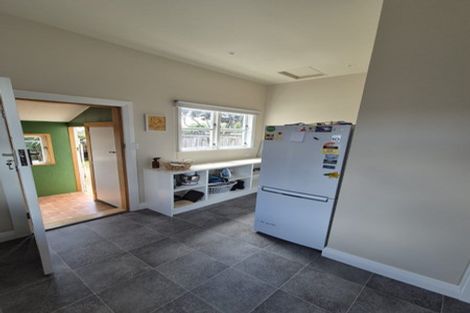 Photo of property in 17 Apu Crescent, Lyall Bay, Wellington, 6022