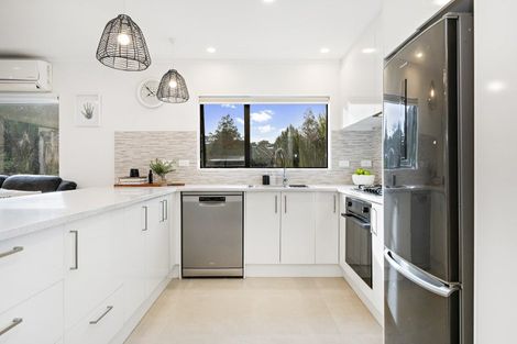 Photo of property in 2/14 Windy Ridge Road, Glenfield, Auckland, 0629