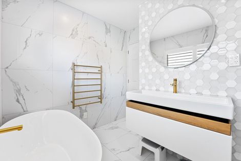 Photo of property in 210 East Coast Road, Forrest Hill, Auckland, 0620