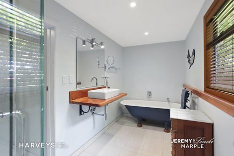 Photo of property in 17 West Lynn Road, Titirangi, Auckland, 0604