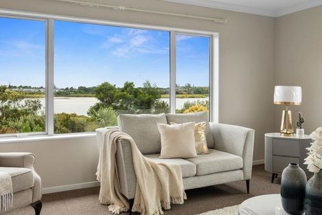 Photo of property in 5 Iwinuku Crescent, Wattle Downs, Auckland, 2103