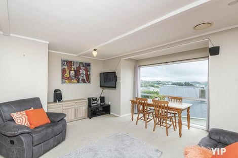 Photo of property in 52 Colchester Crescent, Newlands, Wellington, 6037