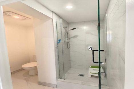 Photo of property in 9 Darlington Place, Glendene, Auckland, 0602