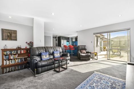Photo of property in 11 Nirmal Place, Sunnyvale, Auckland, 0612