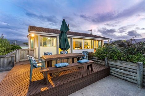 Photo of property in 93 Field Way, Waikanae Beach, Waikanae, 5036