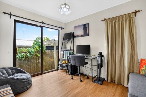 Photo of property in 2/39 Brunton Place, Glenfield, Auckland, 0629