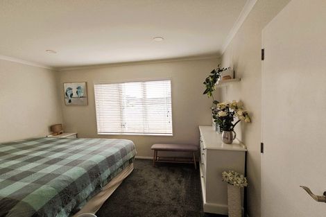 Photo of property in 98 Oaktree Avenue, Browns Bay, Auckland, 0630