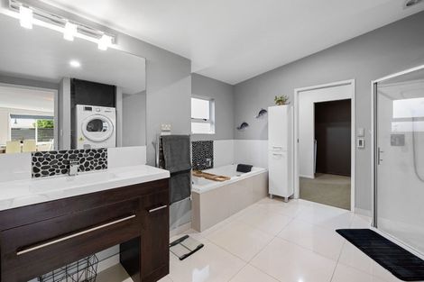 Photo of property in 70 Seaview Road, Marfell, New Plymouth, 4310