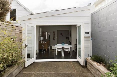 Photo of property in 76 Elizabeth Street, Mount Victoria, Wellington, 6011