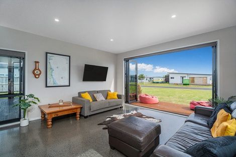 Photo of property in 5 Navigation Drive, Cooks Beach, Whitianga, 3591