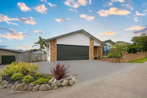 Photo of property in 20 Mackwell Road, Fairview Heights, Auckland, 0632
