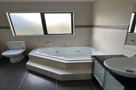 Photo of property in 5 Gibbston Crescent, Flat Bush, Auckland, 2016