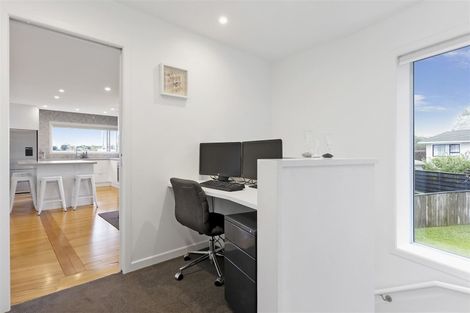 Photo of property in 5 Arahia Street, Northcote, Auckland, 0627