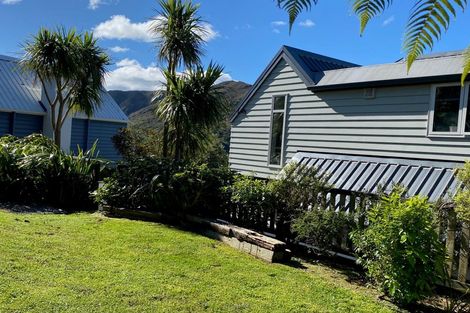 Photo of property in 16 Cavalry Close, Crofton Downs, Wellington, 6035