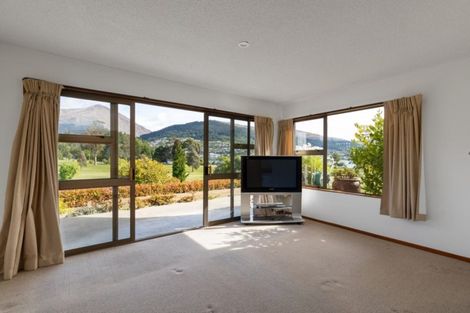 Photo of property in 10 Grove Lane, Kelvin Heights, Queenstown, 9300